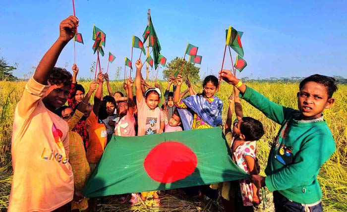সন্ধ্যা নদী পাড়ে চরবাসি শিশুদের পতাকা মিছিল