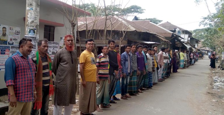 মঠবাড়িয়ায় বাজারের জমি দখল করে মার্কেট নির্মাণের অভিযোগে মানববন্ধন