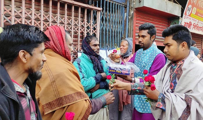 ভালোবাসা দিবসে পিরোজপুরে মানুষ বিকিকিনির হাটে ফুল মিষ্টি নিয়ে ইয়ূথ সোসাইটি