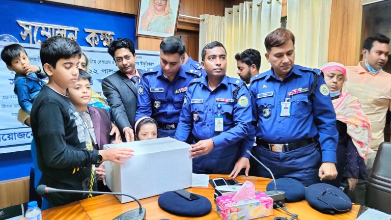 পিরোজপুরে পুলিশ মেমোরিয়াল ডে 🔻 ২৬ শহীদ পরিবারকে সম্মাননা প্রদান