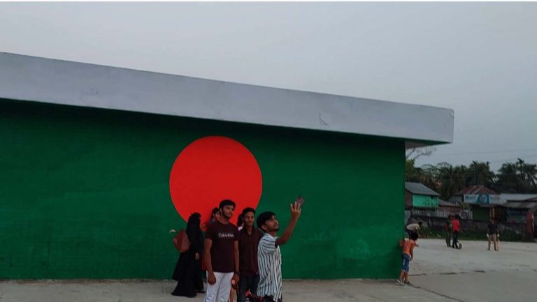 দেয়াল জুড়ে লাল সবুজের পতাকা