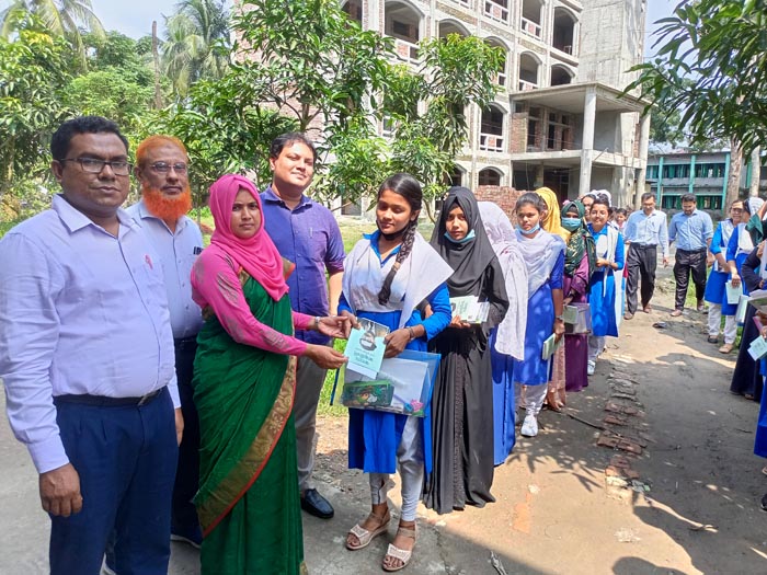প্রধানমন্ত্রীর জন্মদিনে কাউখালীতে ৪৮১ শিক্ষার্থী পেলো বঙ্গবন্ধুর অসমাপ্ত আত্মজীবনী গ্রন্থ