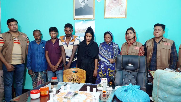 মঠবাড়িয়ায় বিপুল পরিমান মাদকসহ একই পরিবারের ৫মাদককারবারি গ্রেফতার