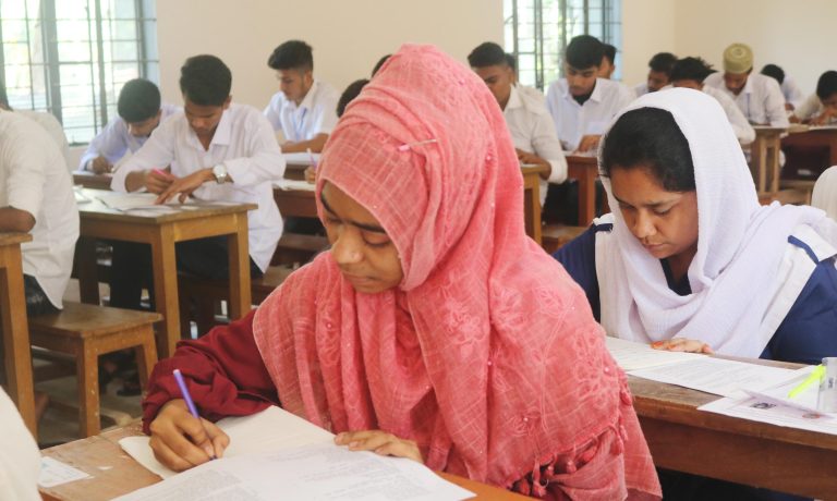 মায়ের মৃতদেহ বাড়িতে শোকার্ত শারমীন এইচএসসি পরীক্ষা কেন্দ্রে