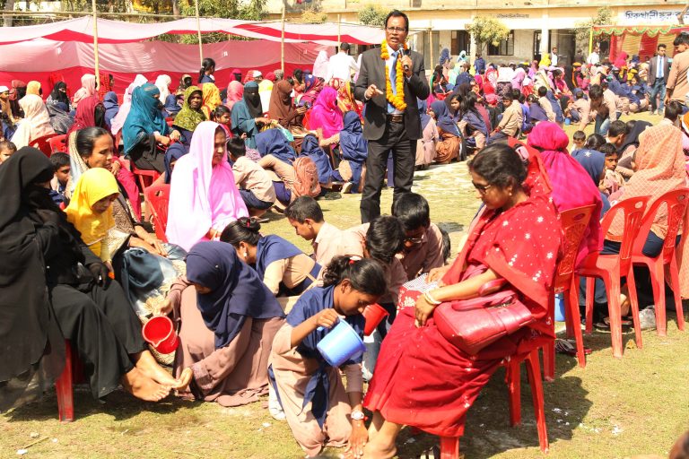 মঠবাড়িয়া ভালোবাসা দিবসে মায়ের পা ধূয়ে সম্মান জানালো শিক্ষার্থীরা