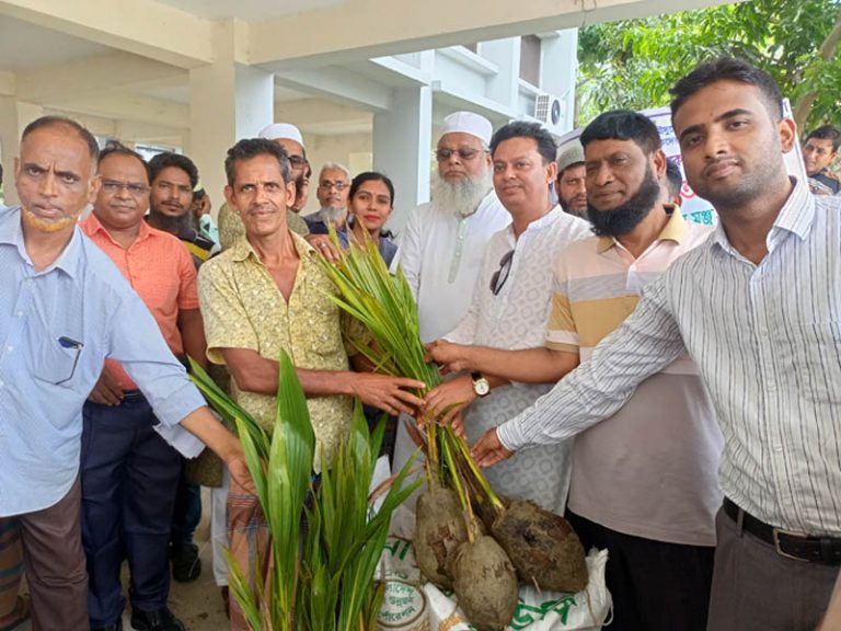 কাউখালীতে বিনামূল্য বীজ, সার ও নারকেল চারা বিতরণ