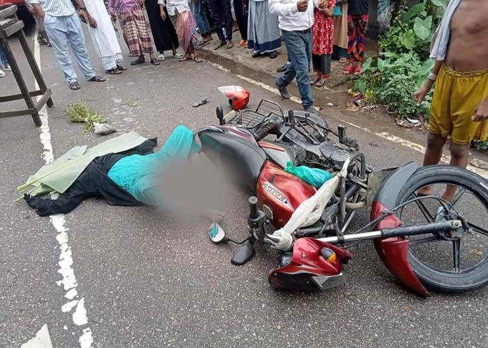 মঠবাড়িয়ায় পরিবহন বাসের চাকায় পিষ্ট হয়ে মোটরসাইকেল আরোহী বৃদ্ধা নিহত
