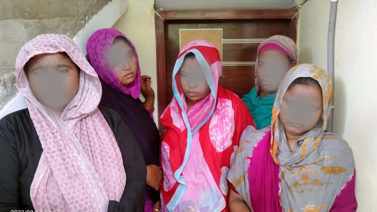 মঠবাড়িয়ায় সংঘবদ্ধ প্রতারক চক্রের পাঁচ নারী সদস্য গ্রেফতার