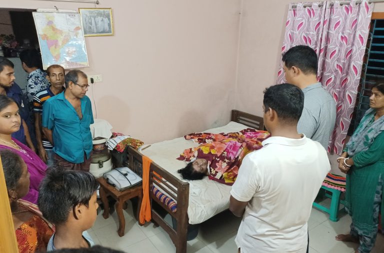 পিরোজপুরে নিজঘরে গৃহবধুর লাশ উদ্ধার-স্বর্ণালঙ্কার ছিনতাই : পরিবারের দাবী হত্যা