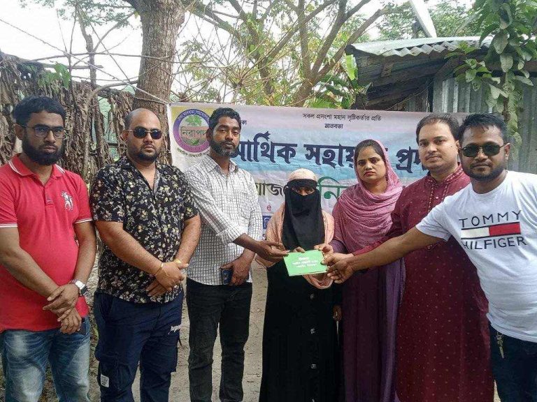 মঠবাড়িয়ায় শিশুর চিকিৎসায় নিরাপদ সংগঠনের আর্থিক সহায়তা প্রদান
