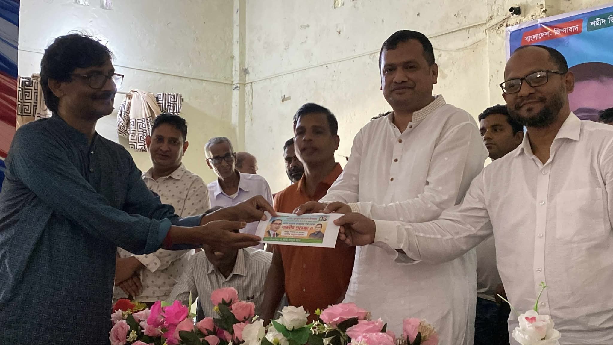 মঠবাড়িয়ার ৭৭টি পূজা মণ্ডপে তারেক রহমানের পক্ষ থেকে বিএনপি নেতা মামুন খানের অনুদান বিতরণ