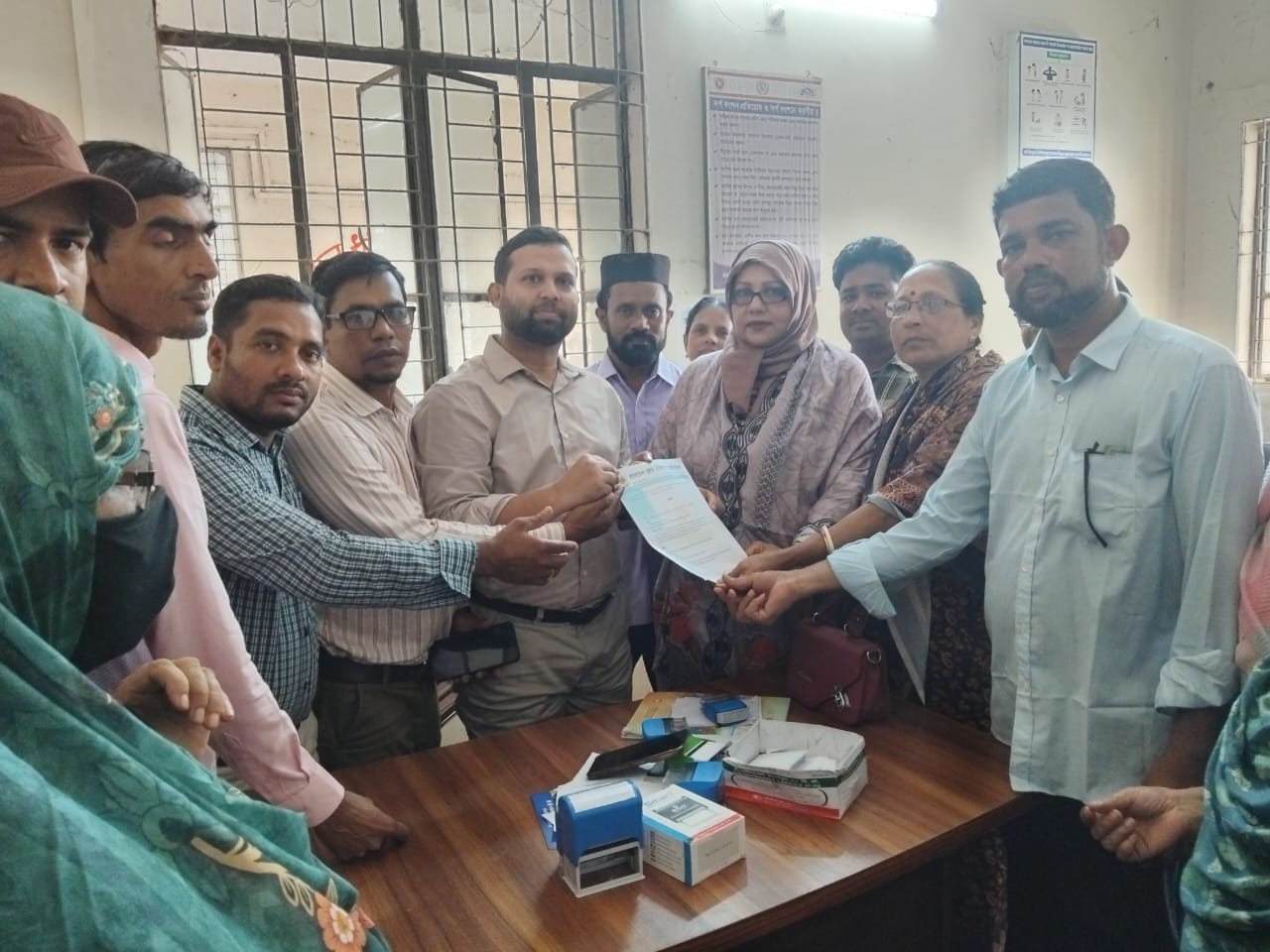 বেতন বৈষম্য নিরসনে মঠবাড়িয়ায় স্বাস্থ্য সহকারীদের স্মারকলিপি: ইপিআই বন্ধের হুঁশিয়ারি