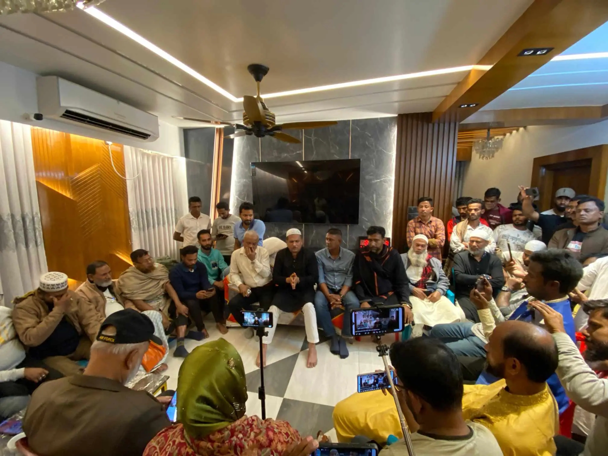 মঠবাড়িয়ায় ঘোষিত প্রার্থীর পক্ষে কাজ করার প্রতিশ্রুতি দিলেন বঞ্চিত প্রার্থী এ আর মামুন খান