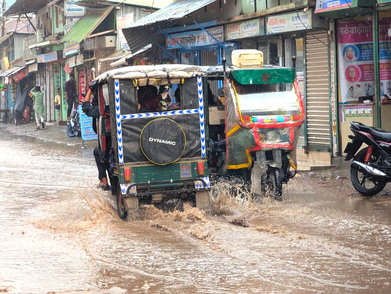 বছরের প্রথম বৃষ্টিতে মঠবাড়িয়া সরকারি হাসপাতালের সম্মুখ সড়কে জলাবদ্ধতা: দুর্ভোগে রোগী ও পথচারীরা
