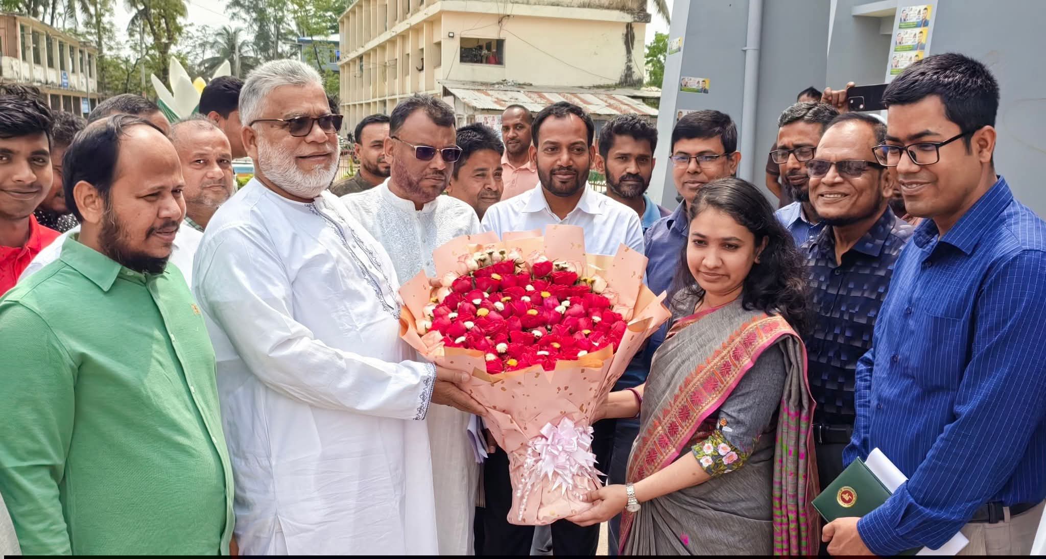 মঠবাড়িয়ায় এমপি রুহুল আমিন দুলালকে উপজেলা প্রশাসনের ফুলেল শুভেচ্ছায় বরণ