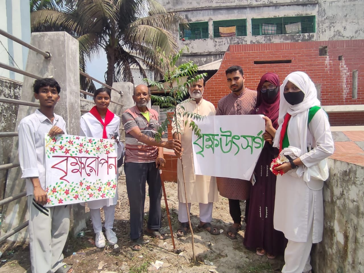 মঠবাড়িয়ায় স্বাধীনতা দিবসে ‘বৃক্ষ উৎসর্গ’-এর ব্যতিক্রমী উদ্যোগ: স্মৃতিস্তম্ভ প্রাঙ্গণে বৃক্ষরোপণ