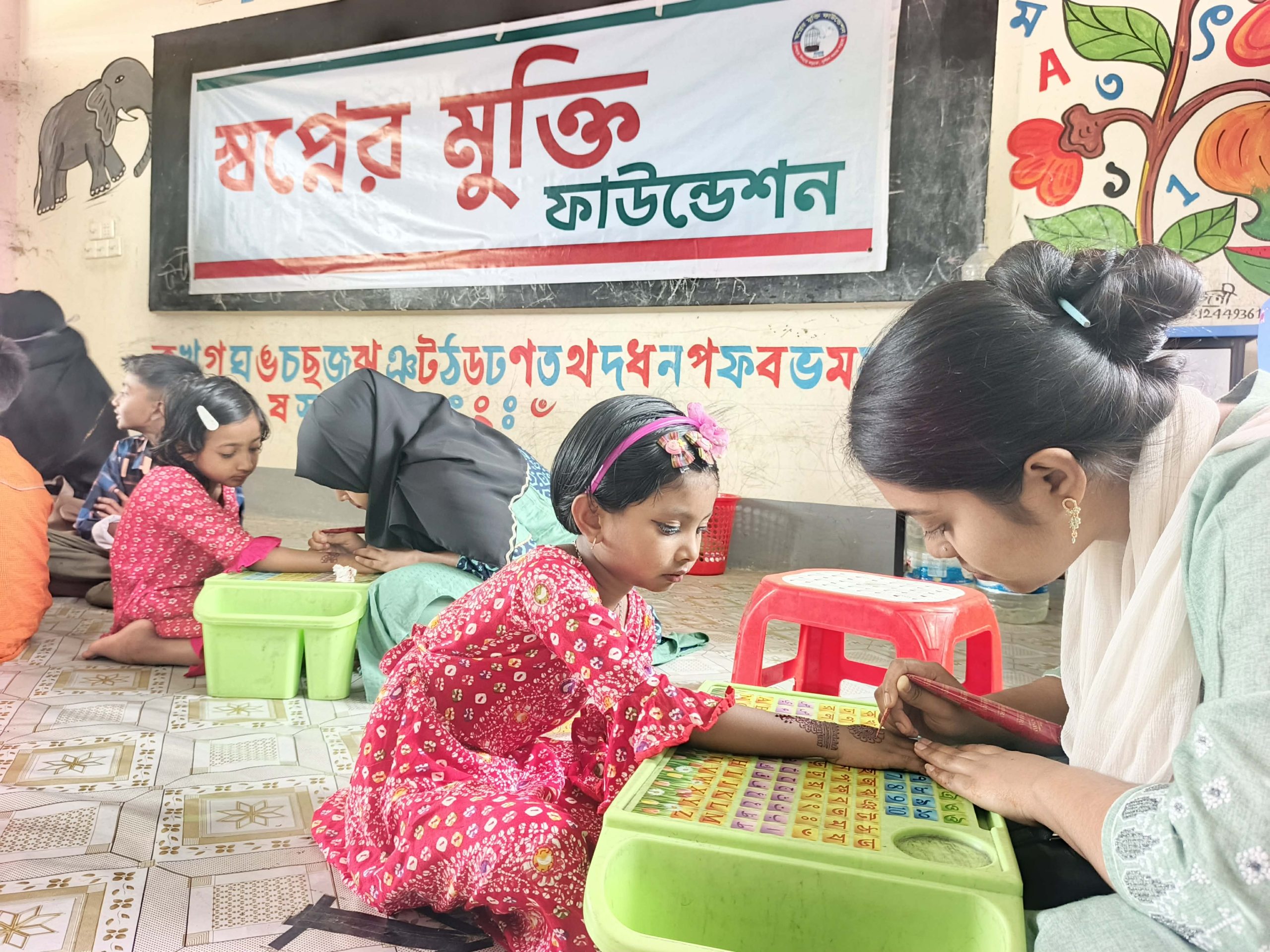 মঠবাড়িয়ায় অর্ধশতাধিক সুবিধাবঞ্চিত শিশুর হাতে মেহেদীর রঙে ঈদের খুশি